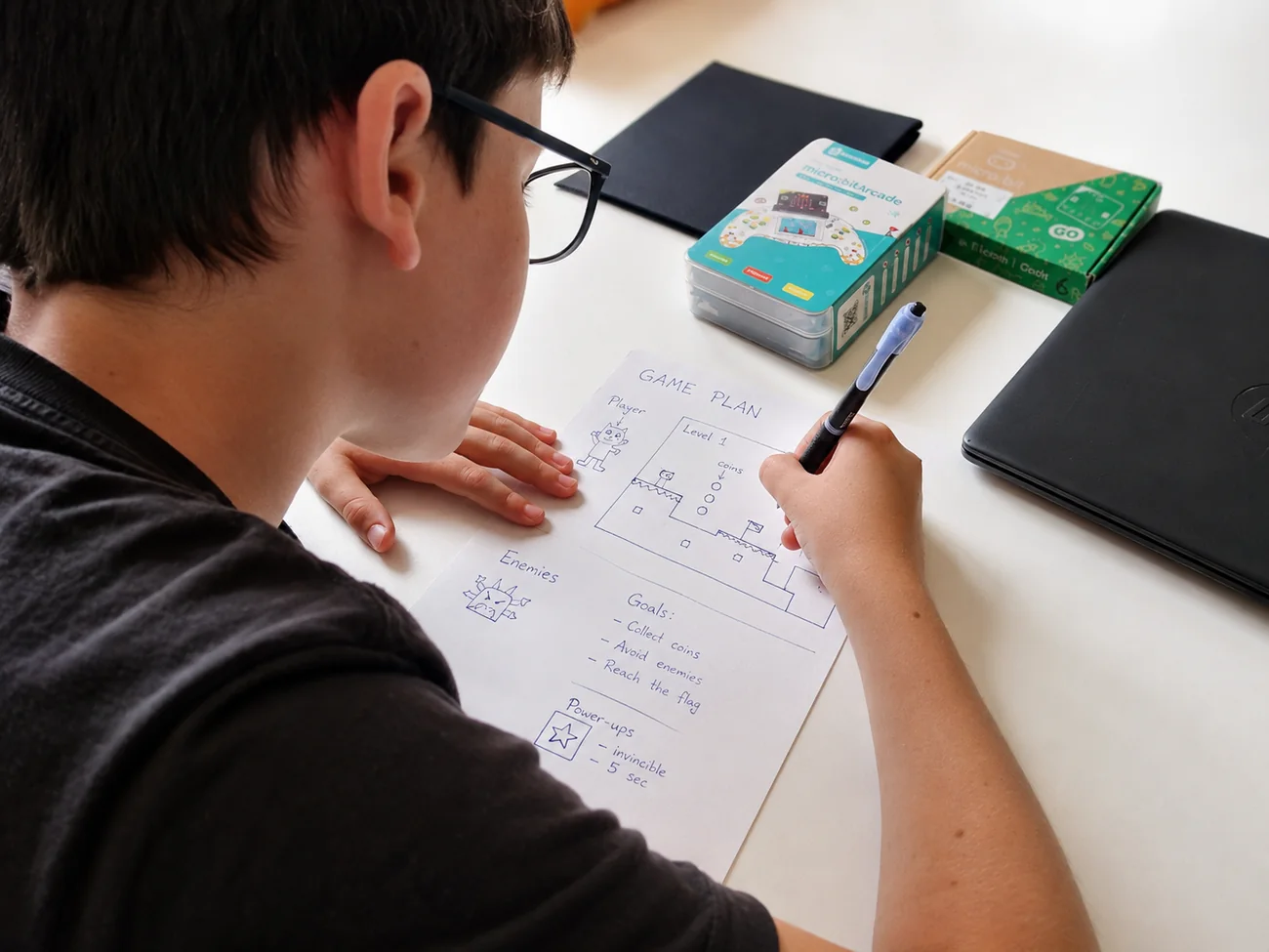Alumno planificando un proyecto en papel