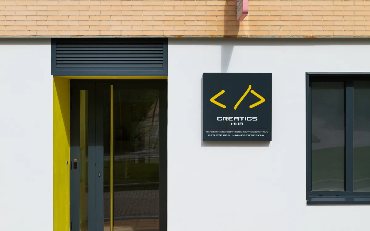 Entrada del CREATICS HUB en C. Blas Cabrera 12, Arroyo de la Encomienda