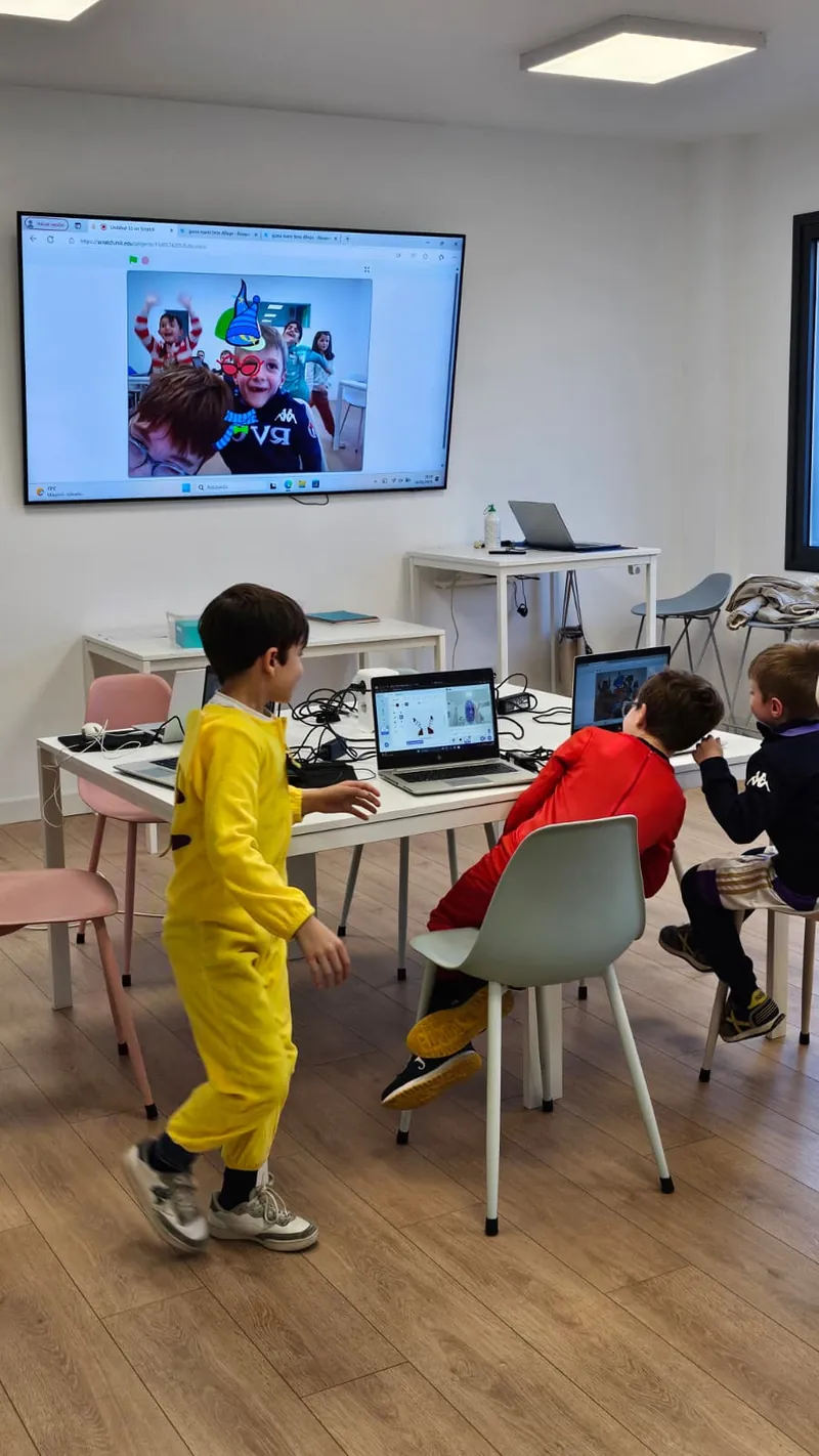 Un alumno de CREATICS, en el aula, con su proyecto en la pantalla grande