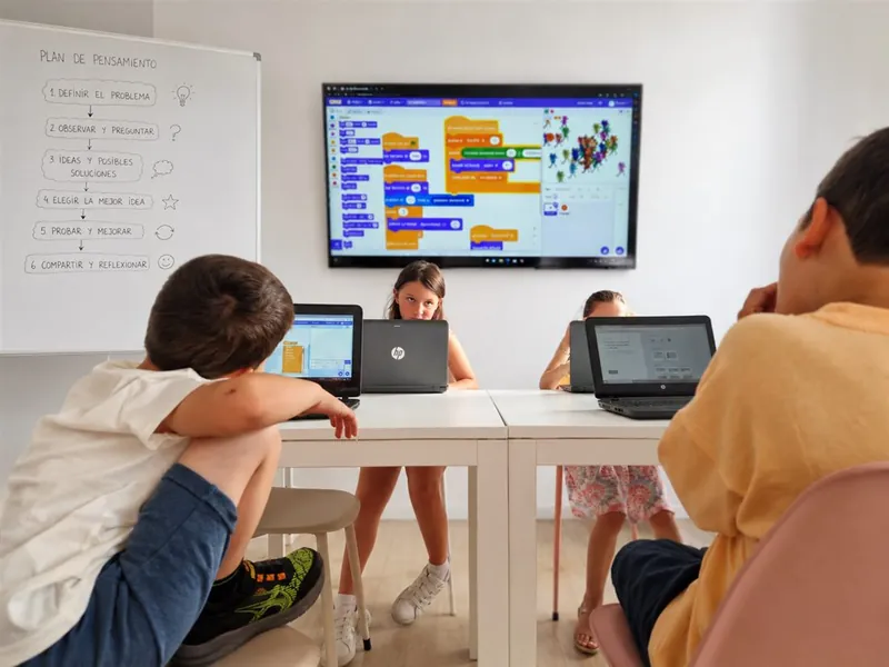 Un profesor de CREATICS con un grupo pequeño de alumnos en clase