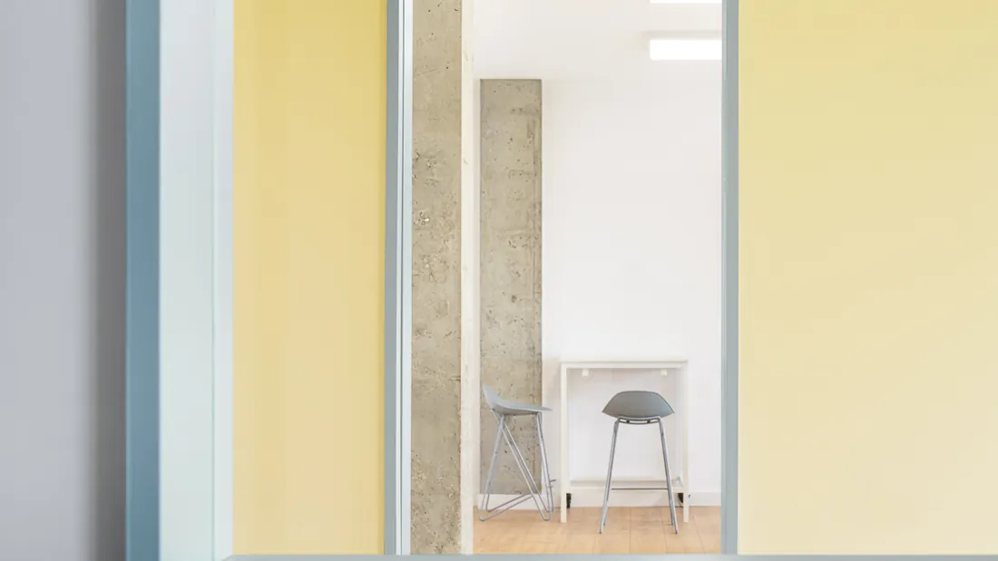 Ventana interior del HUB, con un puesto de trabajo al fondo