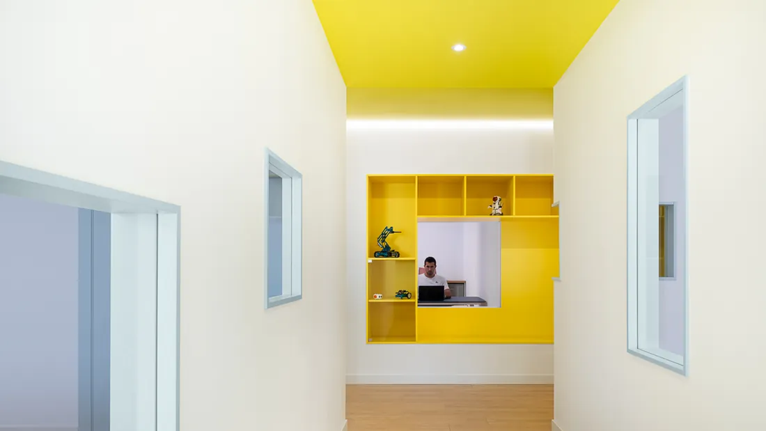 Pasillo del HUB con la vitrina amarilla