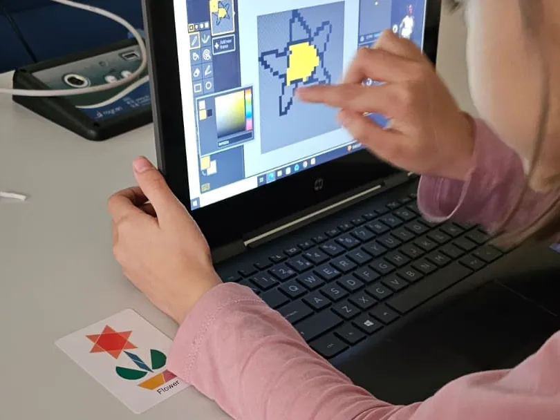 Alumno de Primaria dibujando con código en la pantalla