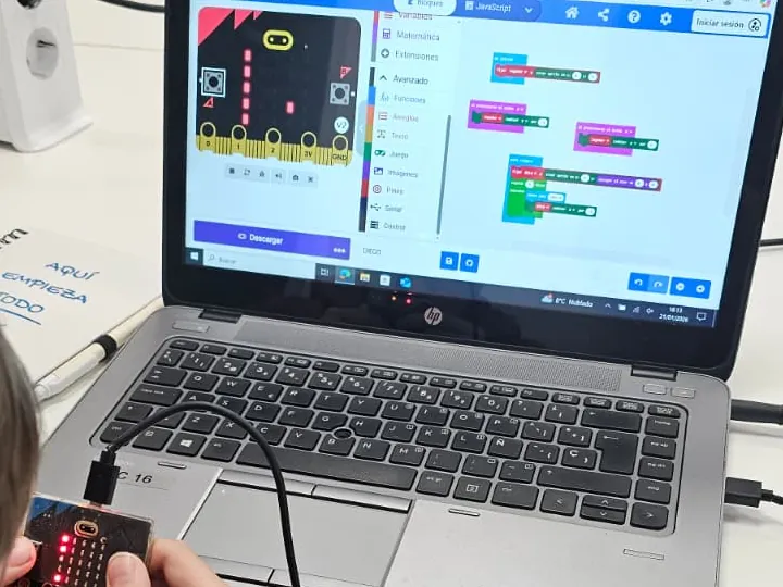 Dos alumnos de Secundaria ajustando la física del salto en su videojuego