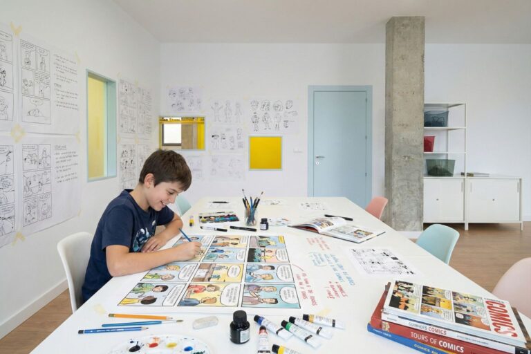 Niño dibuja un cómic grande con rotuladores y acuarelas en un taller de cómic y narrativa de CREATICS