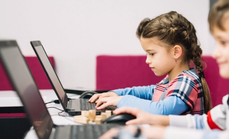 04nino-pequeno-nina-usando-laptop-aula-1305x1500