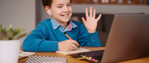 niño en clase online