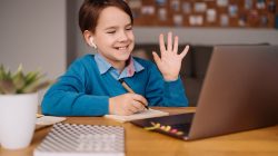 niño en clase online niño en clase online