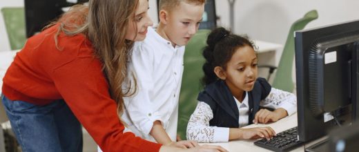 niños en clase con profesora