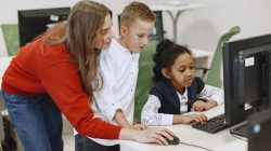 niños en clase con profesora niños en clase con profesora